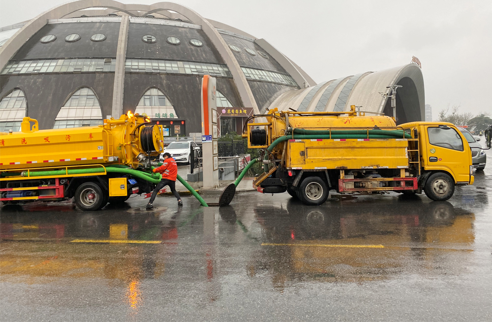 中国水泥厂商场管道清淤